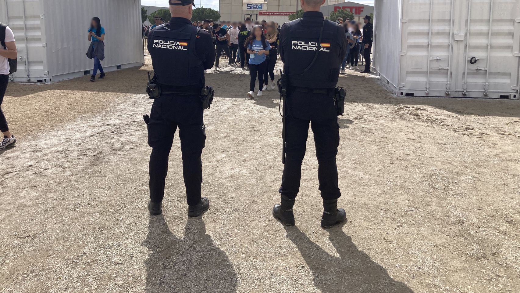 Dos agentes custodian la entrada para evitar incidentes.