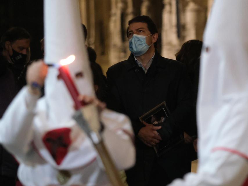 Mañueco en el regreso procesional del Cristo de la Agonía Redentora en Salamanca