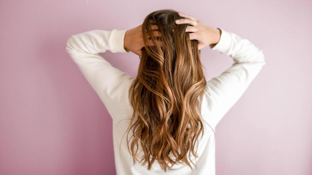El tabaco, la contaminación y una alimentación poco variada pueden afectar a la calidad del cabello.