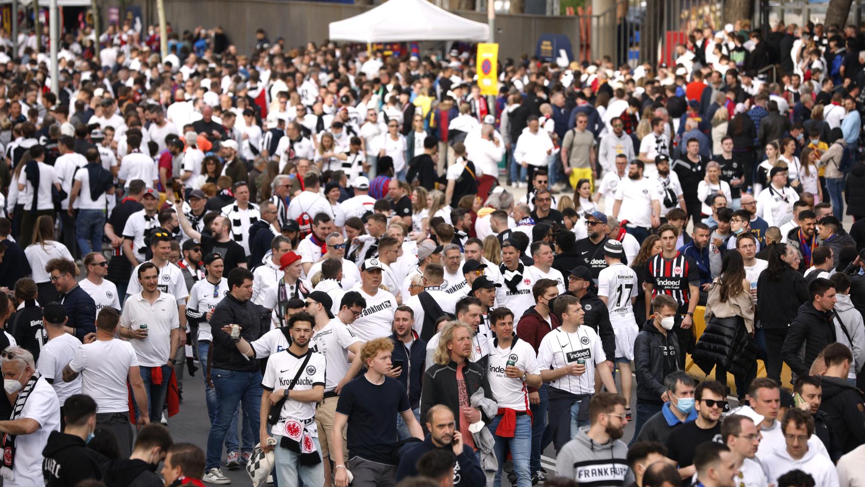 La afición del Eintracht accediendo al Camp Nou