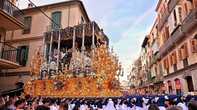 El galeón de la Paloma, imponente por las calles del Centro.