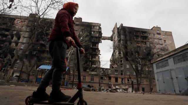 Un joven en patinete por Mariúpol.