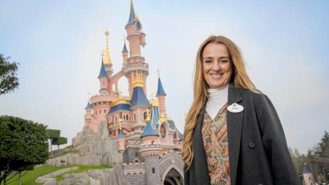 Reyes Villar con el Castillo de la Bella Durmiente al fondo.