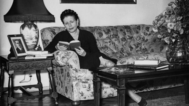 Carmen de Icaza, leyendo en su sofá.