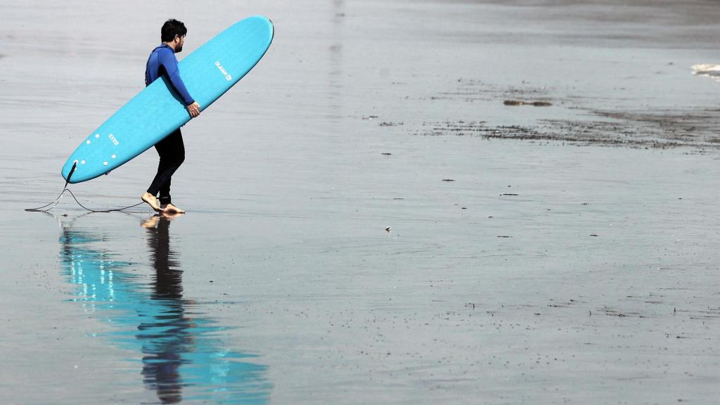 Un surfista en una playa valenciana, este jueves.