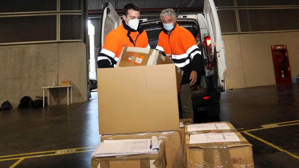 Operarios cargando el material donado.