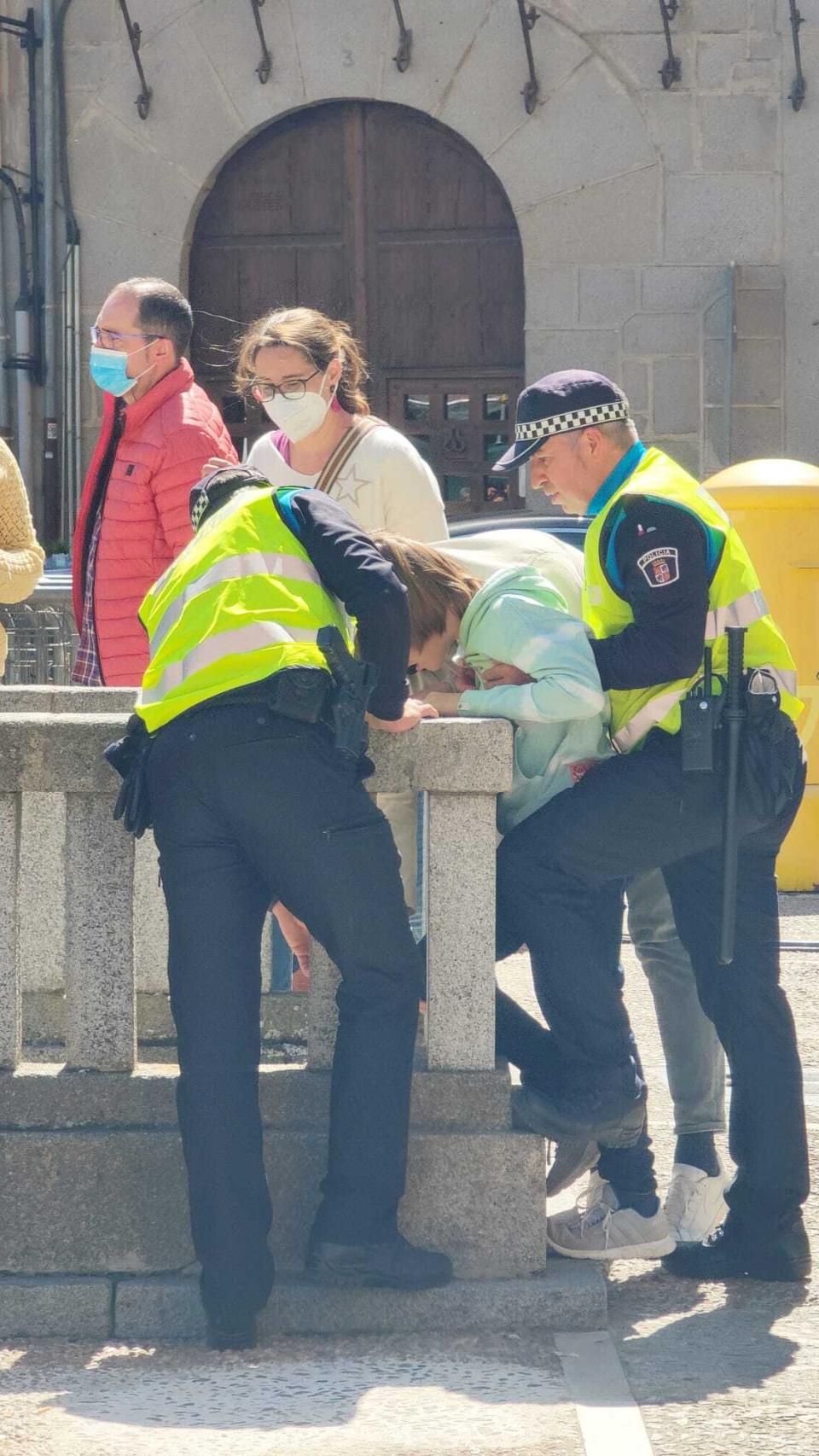 Los bomberos liberan a un niño con la rodilla atrapada entre los balaustres de una escalera en la plaza mayor