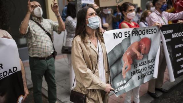 Una concentración 'provida' frente a la sede del PSOE en Ferraz, el pasado junio.