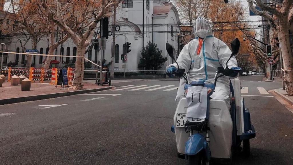 Una patrulla sanitaria por la desierta Shanghái.