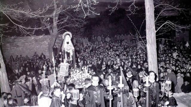 Imagen de archivo del indulto a un reo por la Cofradía de la Soledad en el año 1960