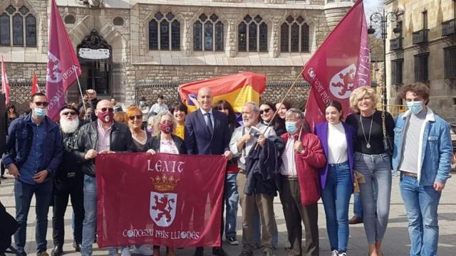 Homenajea la II República en la plaza de Botines de León
