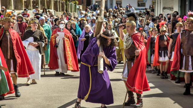 Más de un centenar de vecinos de Serradilla del Arroyo representan su ‘Pasión viviente’