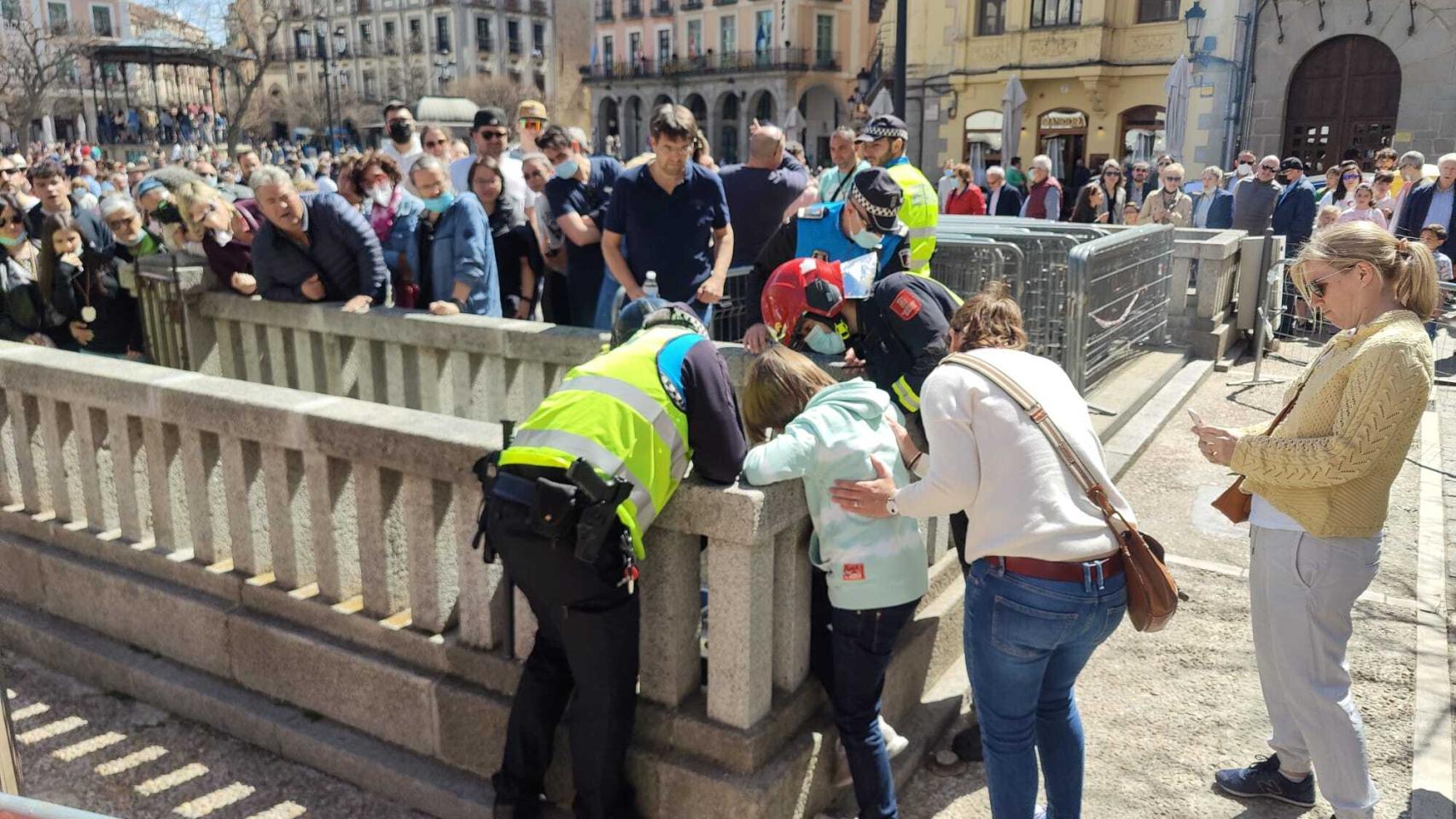 Los bomberos liberan a un niño con la rodilla atrapada entre los balaustres de una escalera en la plaza mayor