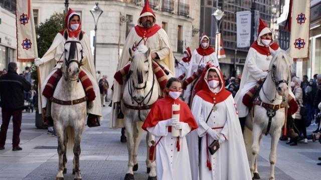 Álvaro Gimeno, el pregonero de las Siete Palabras, por las calles de Valladolid. Fotografía:  Leticia Pérez / ICAL