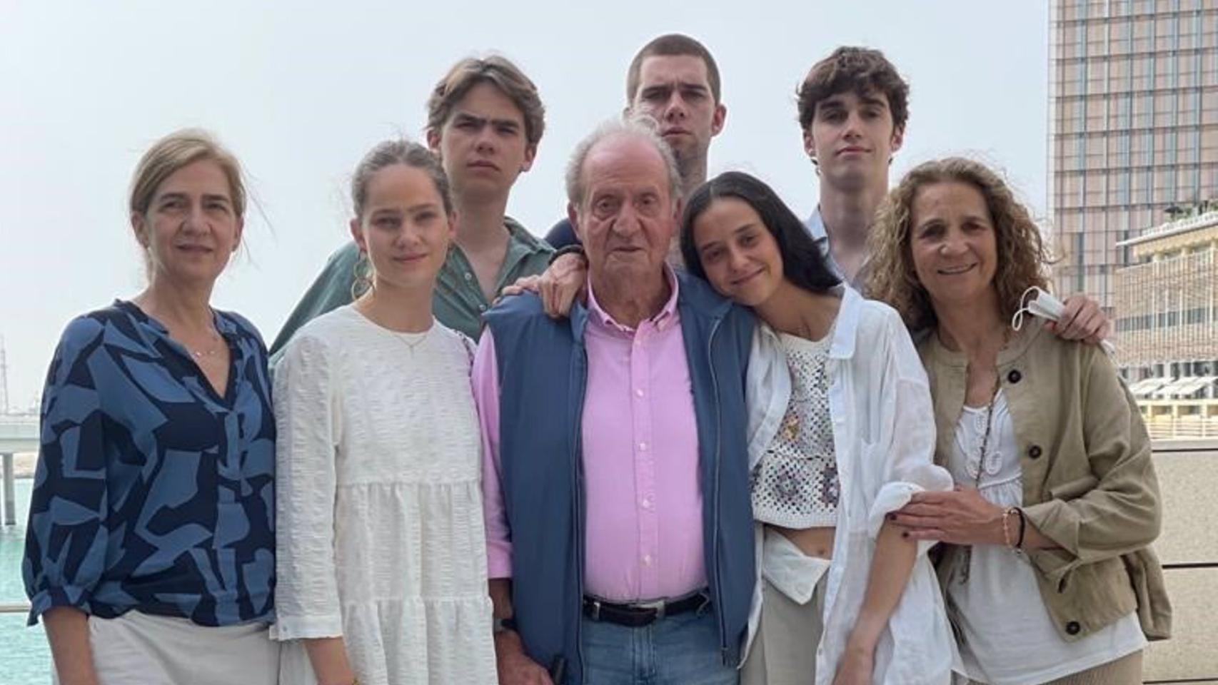 Las infantas Elena y Cristina y sus hijos visitan al Rey Juan Carlos en Abu Dabi