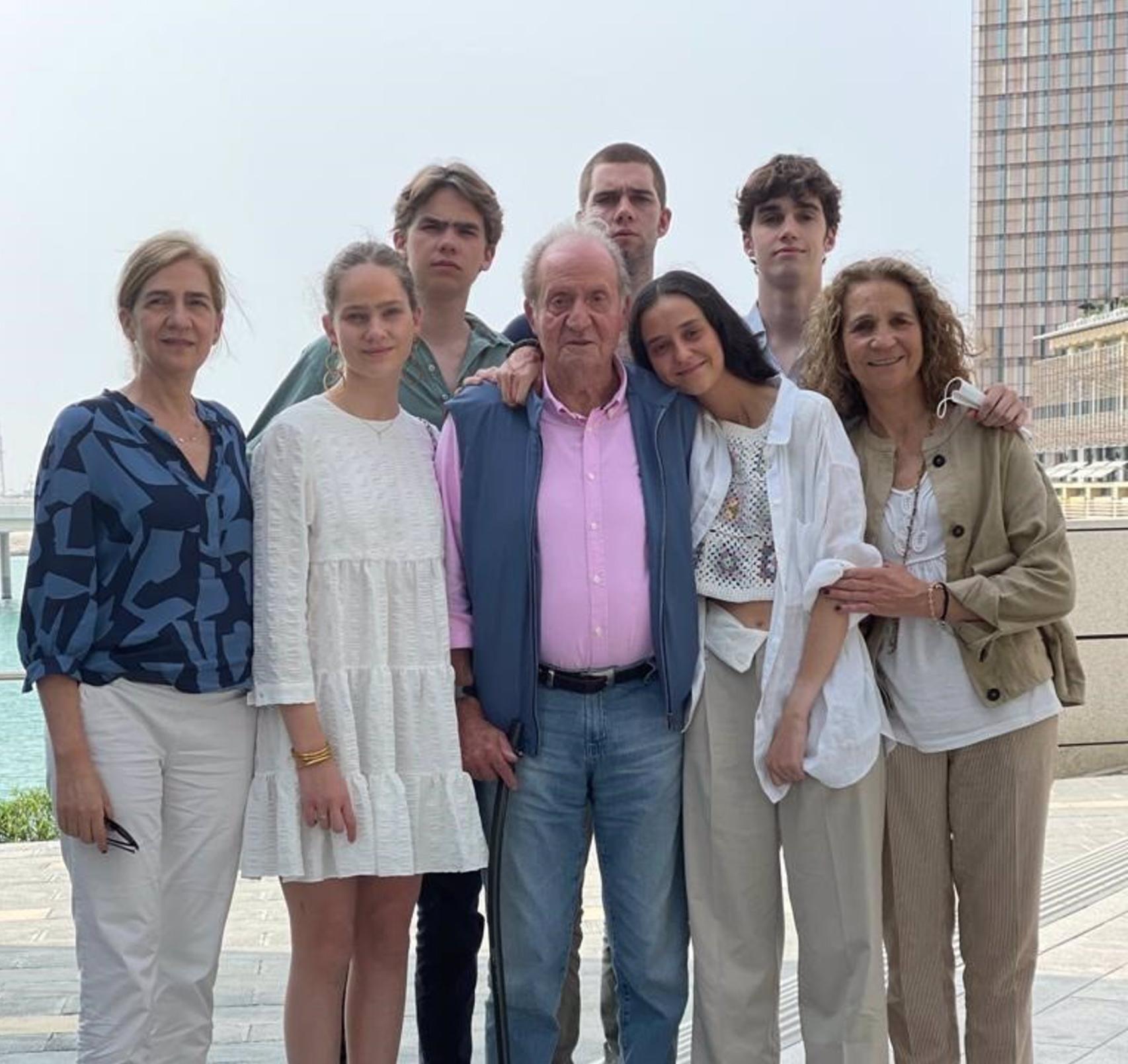 Las infantas Elena y Cristina y sus hijos visitan al Rey Juan Carlos en Abu Dabi.