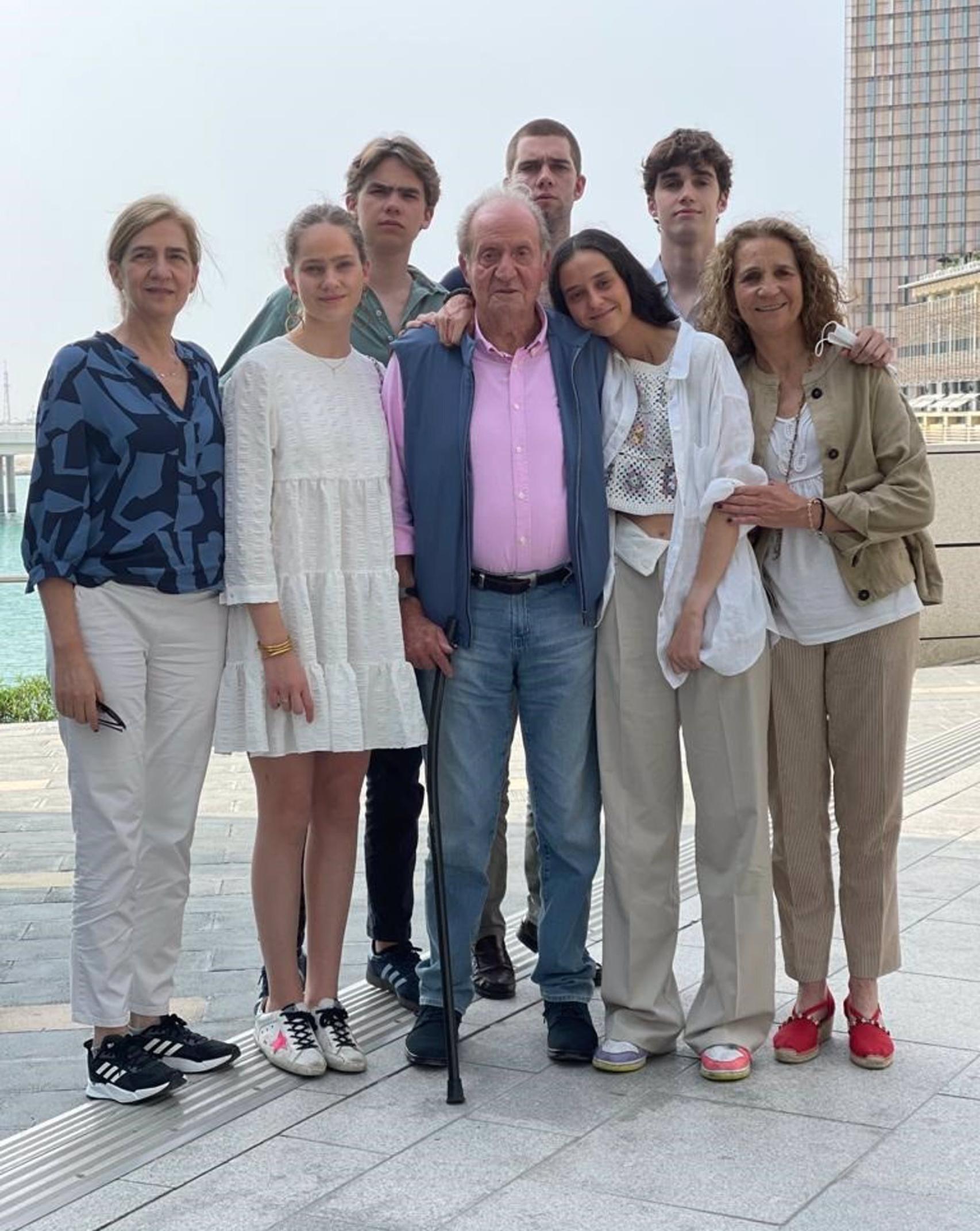Las infantas Elena y Cristina y sus hijos visitan al Rey Juan Carlos en Abu Dabi