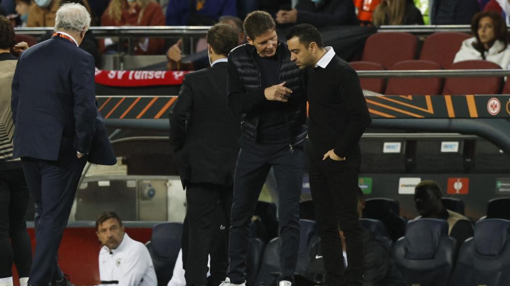 Xavi conversando en el banquillo