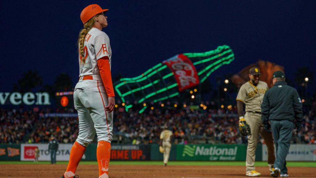 Alyssa Nakken, entrenadora de béisbol profesional en los San Francisco Giants