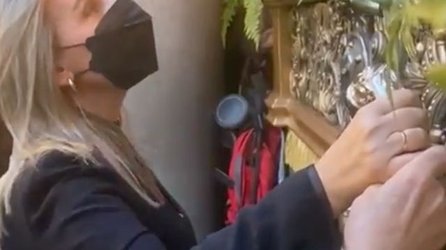 Tolón hace la primera levantá de la Virgen en recuerdo a los fallecidos por covid: Ha sido un honor