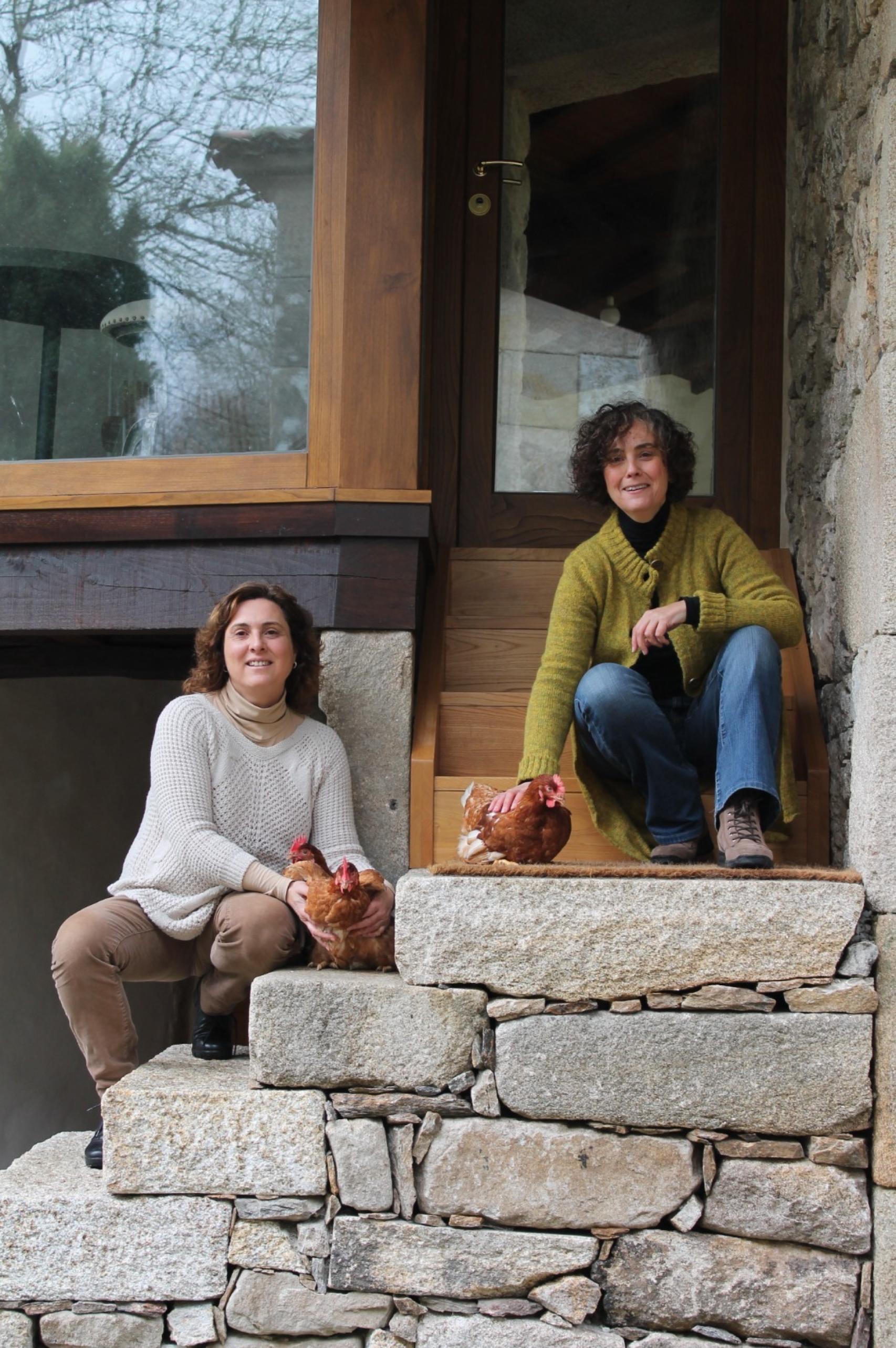 Las dos hermanas al frente de El Pazo de Vilane.