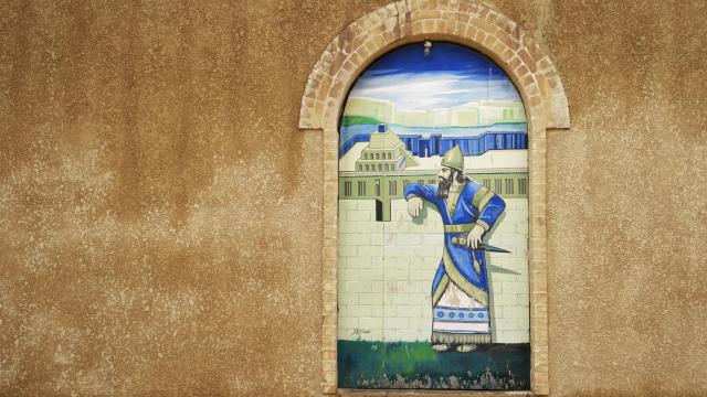 Detalle de la muralla de Babilonia en Irak, en la que se puede ver a un hombre contemplando el esplendor de la ciudad antigua.