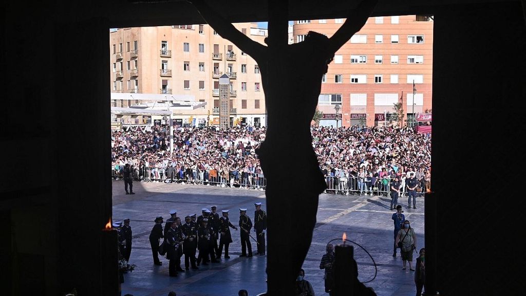 Mena procesiona el Jueves Santo en Málaga acompañado de la Legión y ante gran expectación