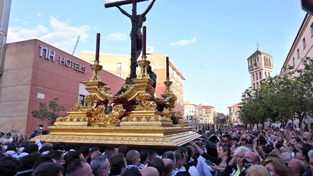 Mena procesiona el Jueves Santo en Málaga acompañado de la Legión y ante gran expectación