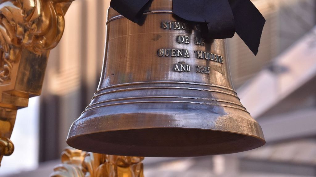 Mena procesiona el Jueves Santo en Málaga acompañado de la Legión y ante gran expectación