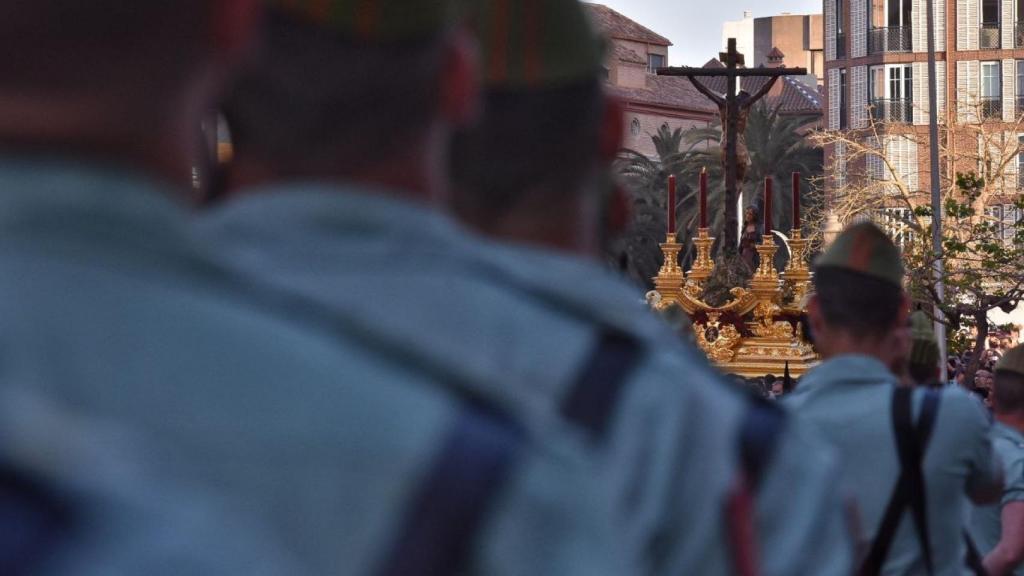 Mena procesiona el Jueves Santo en Málaga acompañado de la Legión y ante gran expectación