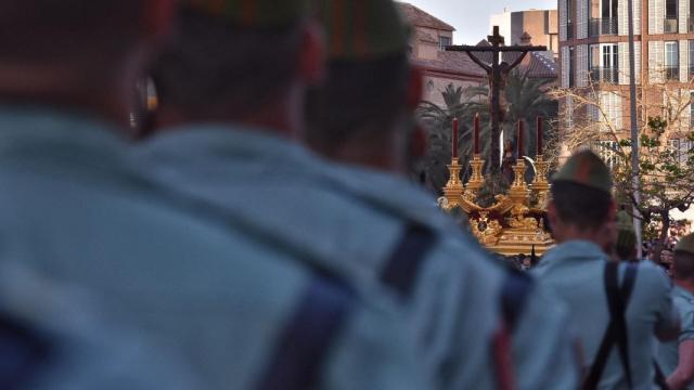 Mena procesiona el Jueves Santo en Málaga acompañado de la Legión y ante gran expectación