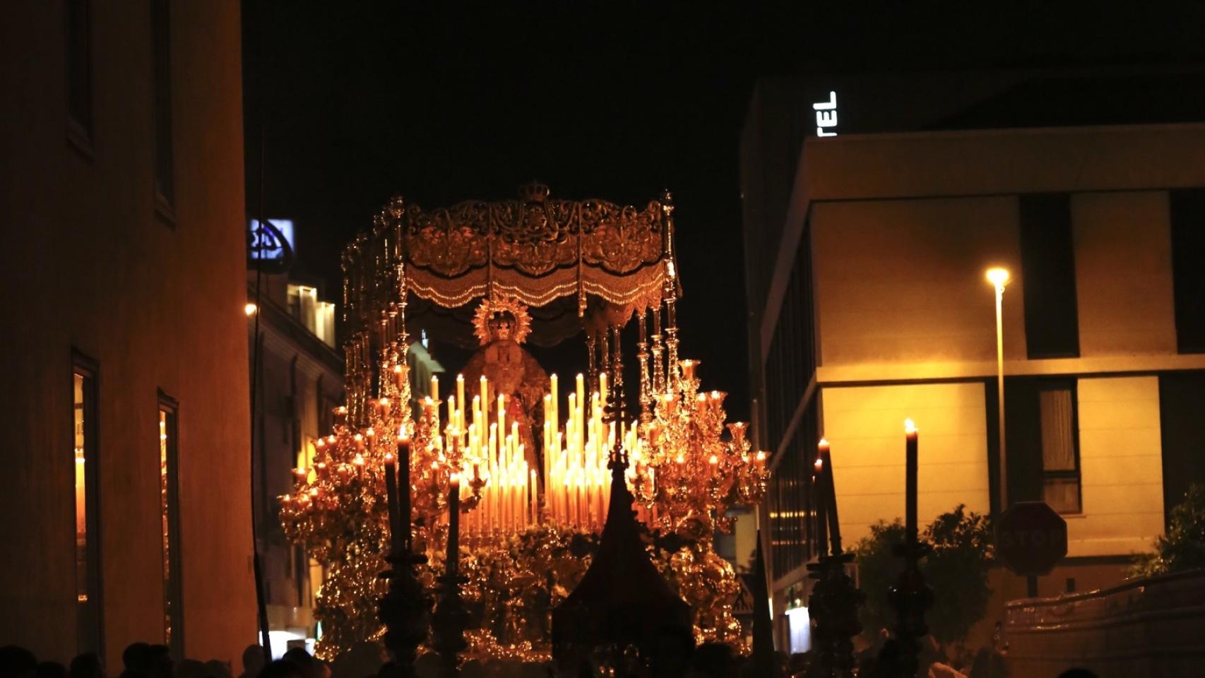 La Divina Prisionera del Romero: la Esperanza cierra un Jueves Santo completo en Málaga