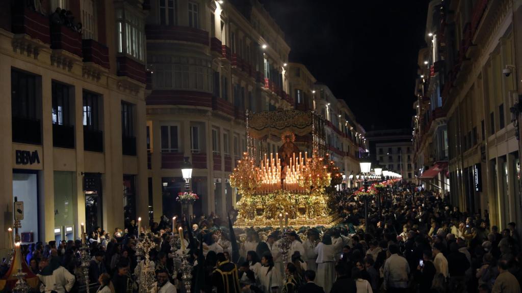 La Esperanza a su paso por calle Larios.