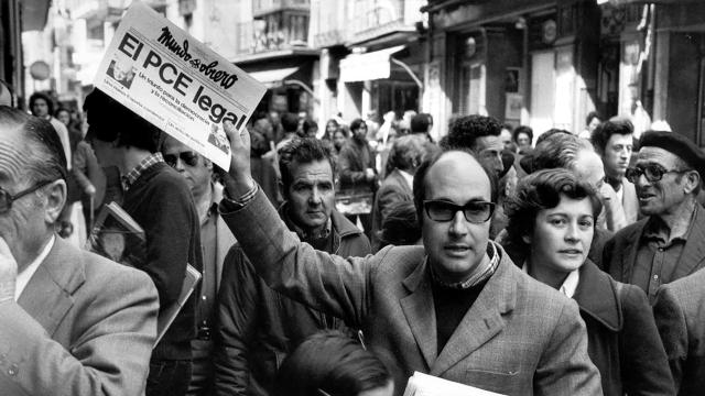 Comunistas en las calles de Madrid celebrando la legalización de su partido.