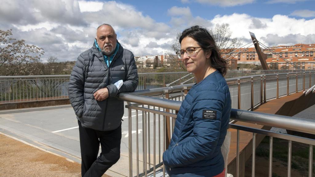María Elena Rodríguez, presidenta de la Asociación de vecinos de Huerta Otea y Juan Carlos Martín, vecino de Tejares