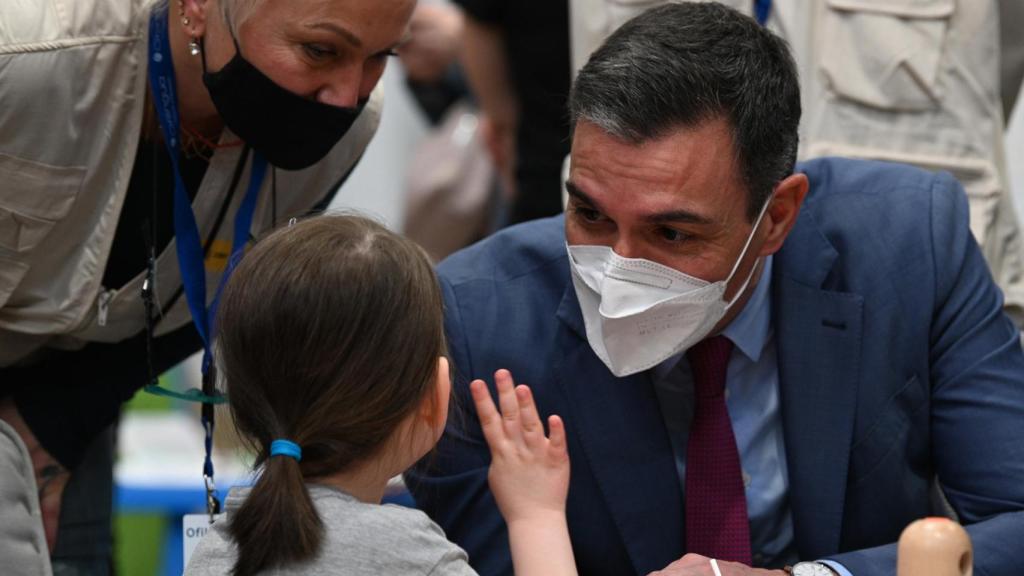 La foto a la que alude Félix Bolaños en la entrevista: el presidente Pedro Sánchez conversa con una niña ucraniana, el pasado día 8 durante su visita a un centro de refugiados de Barcelona.