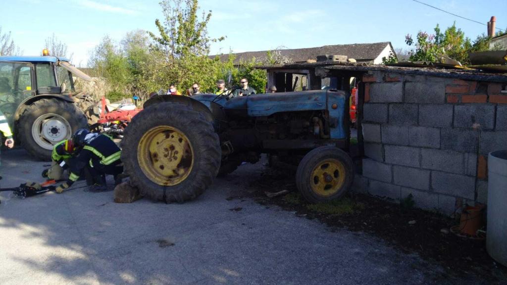 Un hombre de 64 años fallece atrapado debajo de la rueda del tractor que conducía en Carracedelo