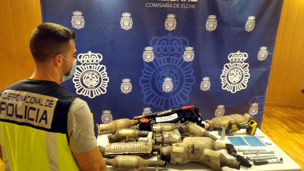 El material intervenido por los agentes, compuesto por catalizadores y herramientas para extraerlos.