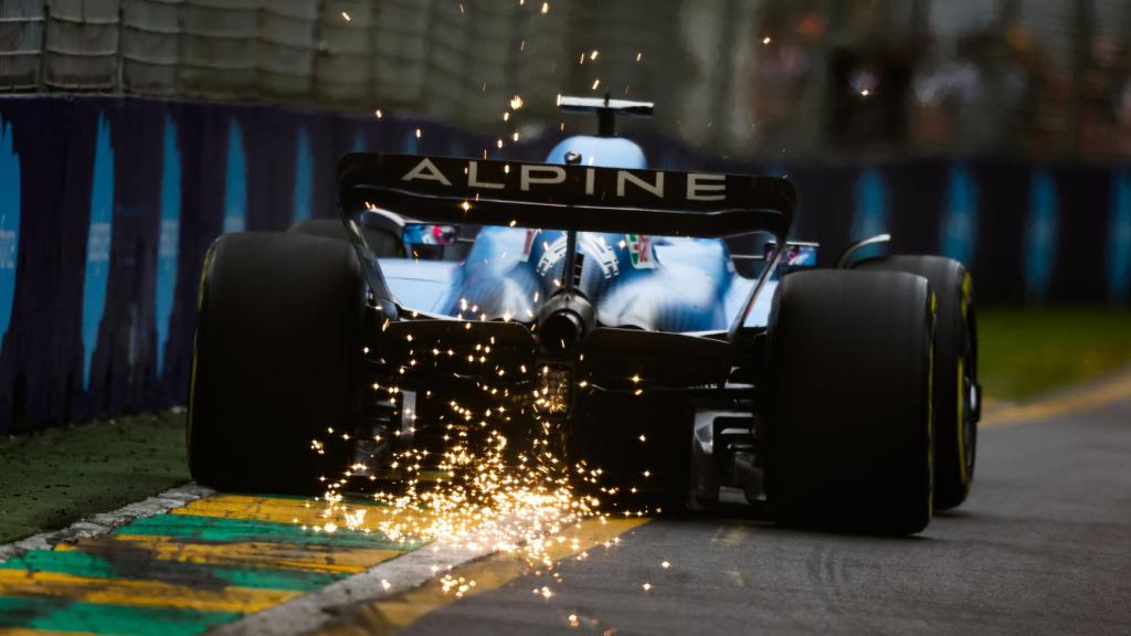 Fernando Alonso rozando con el suelo de su A522 en los pianos de Albert Park