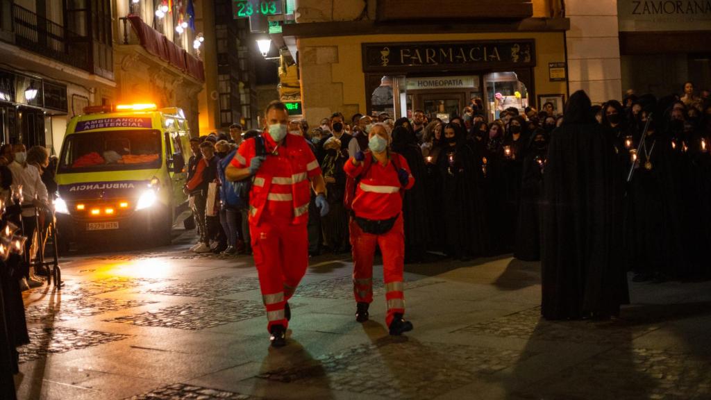 JL Leal / ICAL. El fuerte calor provoco múltiples desmayos durante la procesión de la Virgen de la Soledad