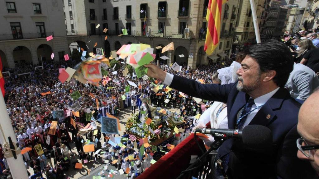 El alcalde lanza aleluyas desde el balcón del Ayuntamiento.