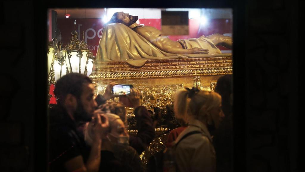Un momento de la procesión del Santo Sepulcro de Alicante durante su recorrido el Viernes Santo por las calles del casco antiguo de Alicante.