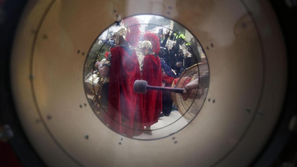 Músicos vestidos de romanos de la procesión de Santa Cruz.