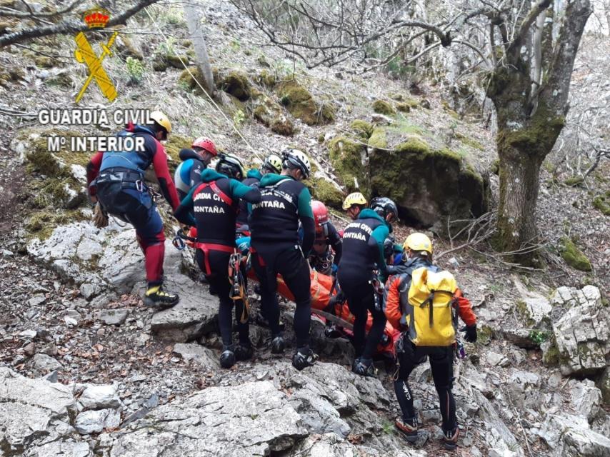 Imagen del rescate del hombre herido en una pierna en las Cuevas de Valporquero.
