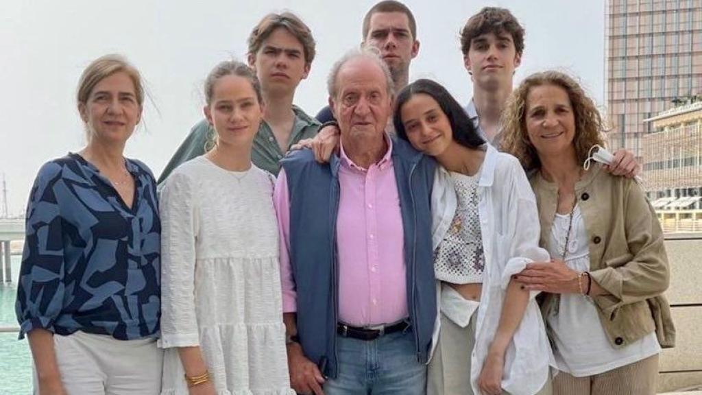 El rey Juan Carlos junto a sus hijas y algunos de sus nietos en Abu Dabi.