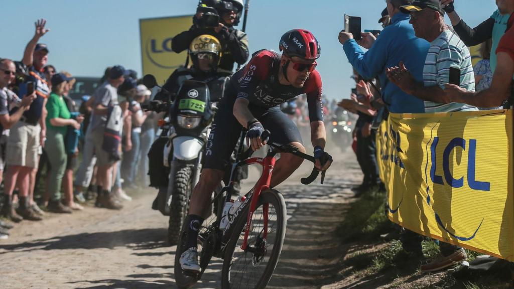 Dylan van Baarle en la Paris-Roubaix 2022