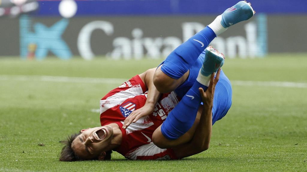 Joao Félix se duele tras una falta