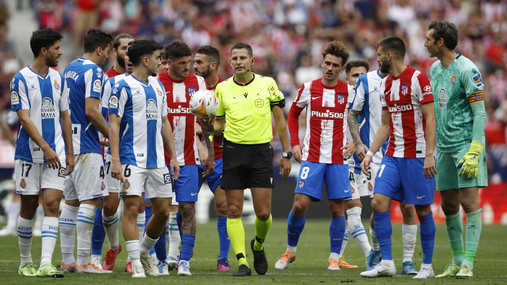 Jorge Figueroa Vázquez rodeado de jugadores de Atlético y Espanyol
