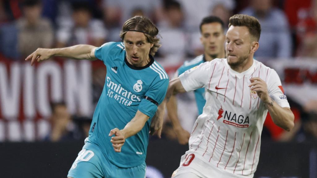 Luka Modric corre presionado por Ivan Rakitic