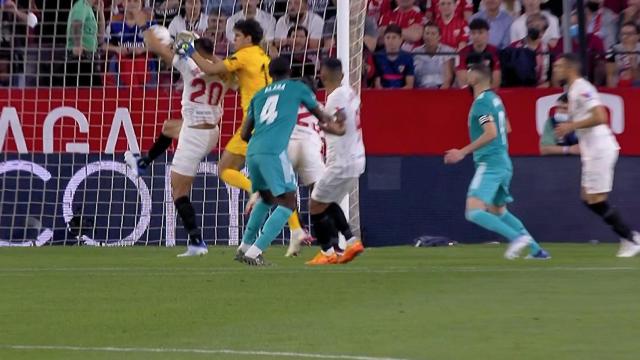 Mano de Diego Carlos en el área del Sevilla